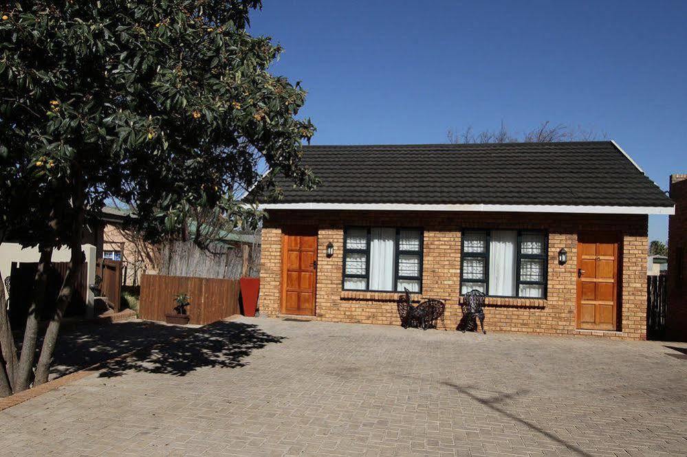 Kuruman Inn Bagian luar foto